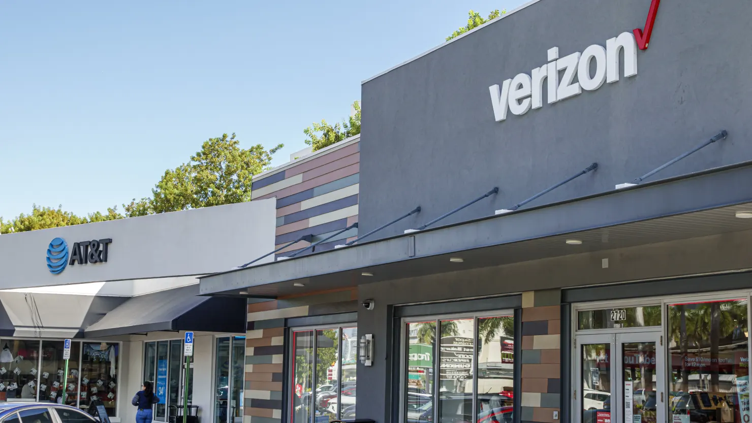 🇺🇸 المحكمة العليا تؤيد غرامات لجنة الاتصالات ضد AT&T وVerizon